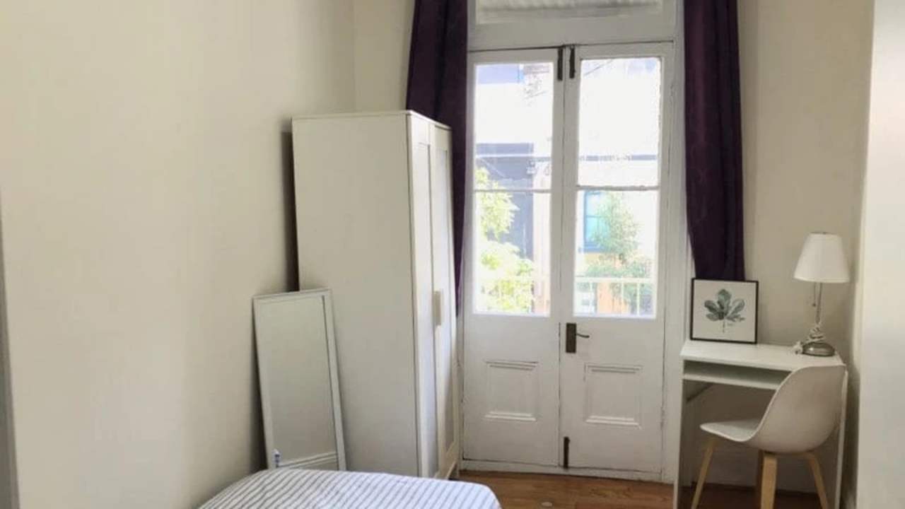 Furnished room in a share house