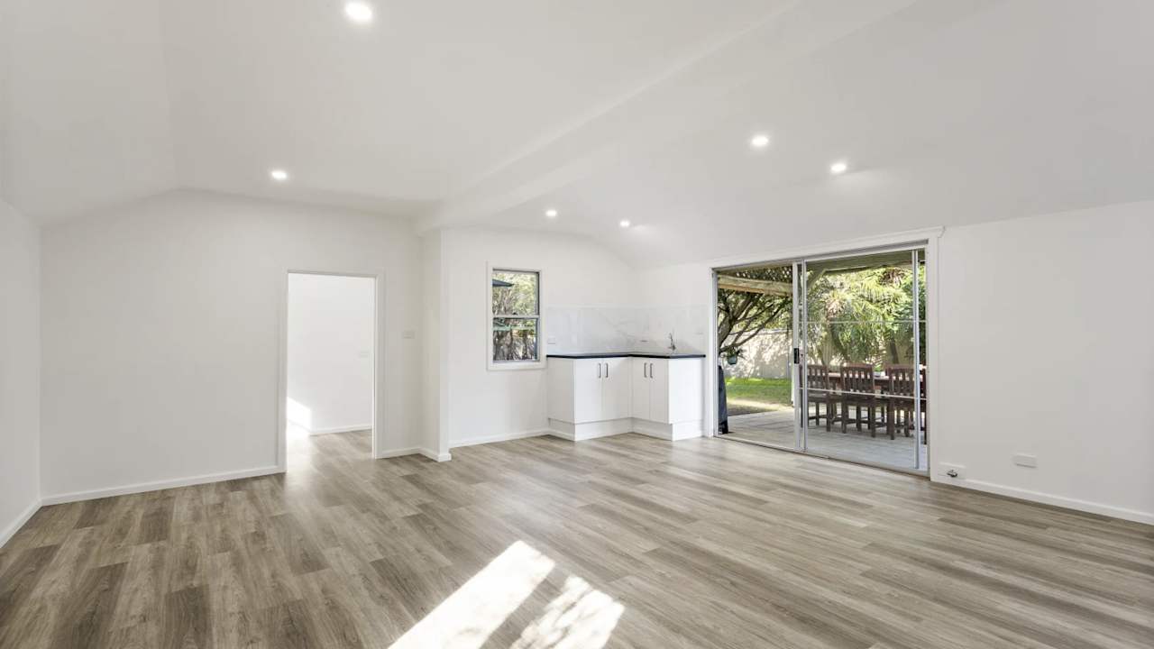 Unfurnished room studio flat for rent