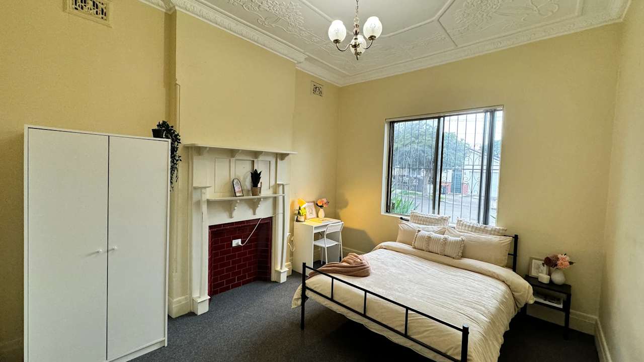 Furnished room in a flatshare