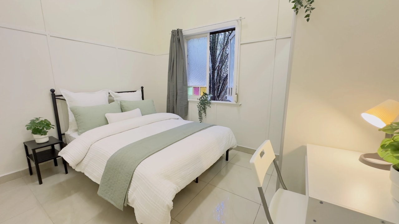 Furnished room in a share house