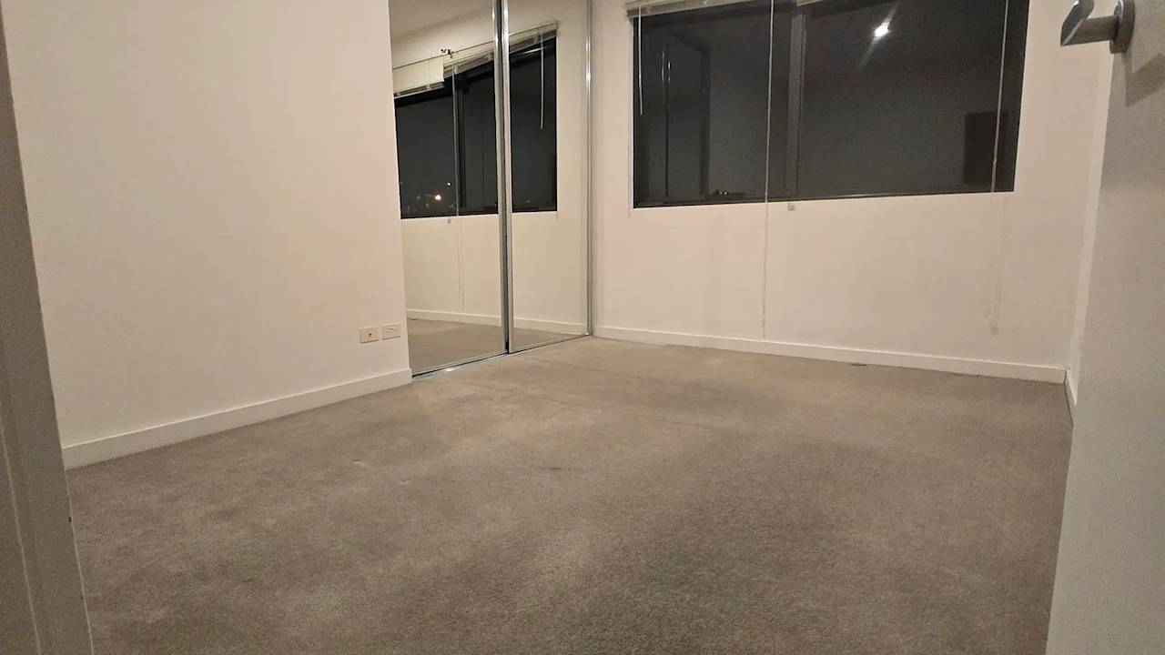 Unfurnished room with own bathroom