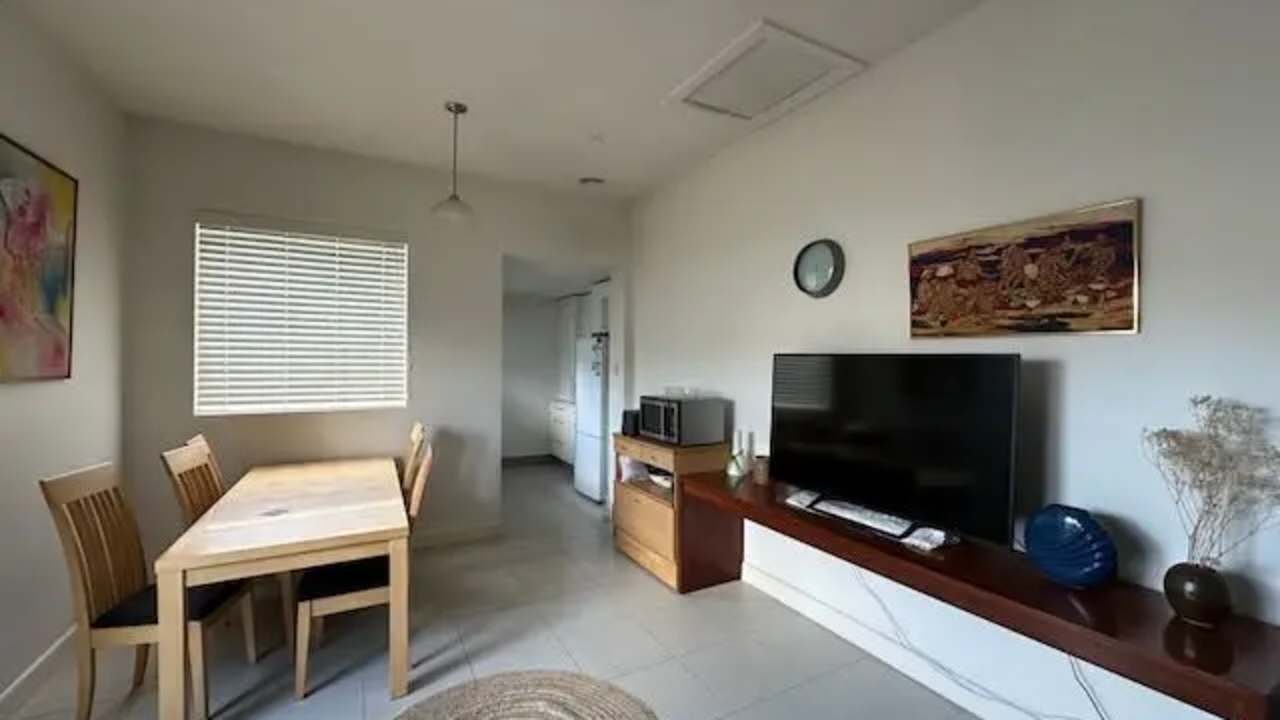 Furnished room in a flatshare