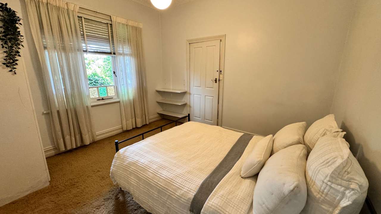 Furnished room in a flatshare