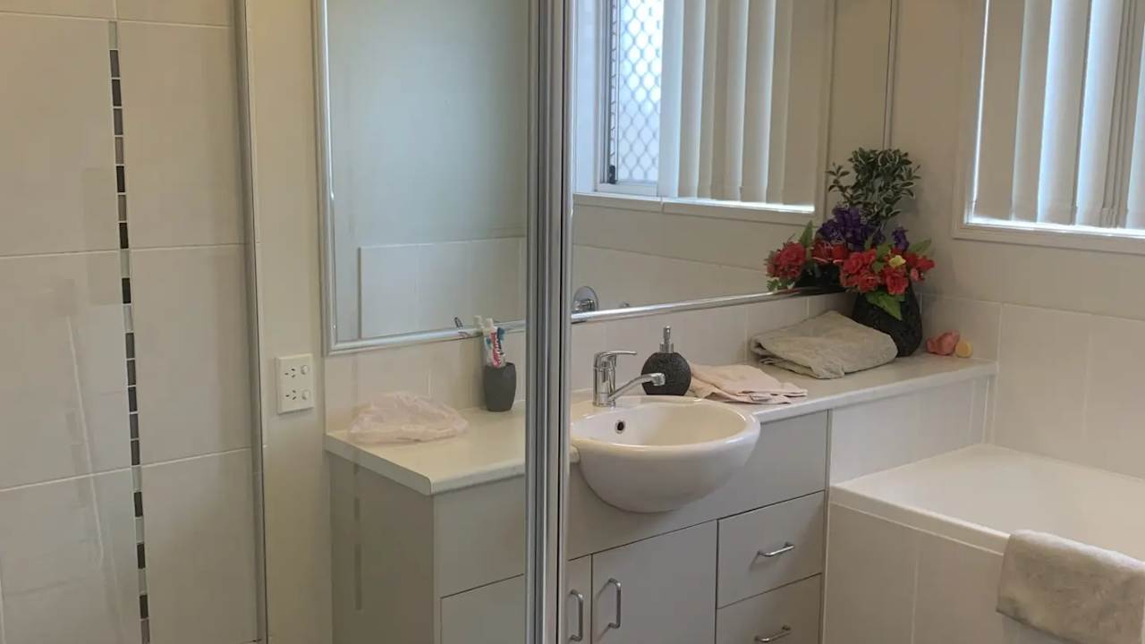 Room in a share house