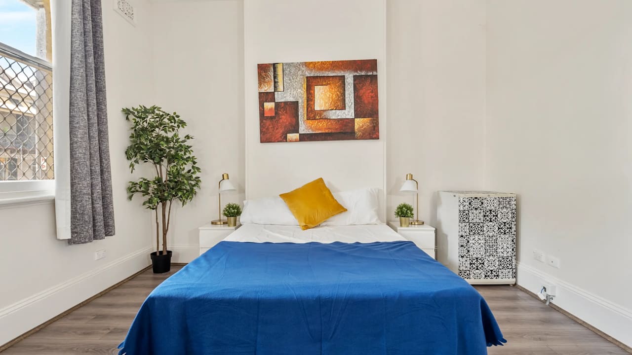 Furnished room in a flatshare