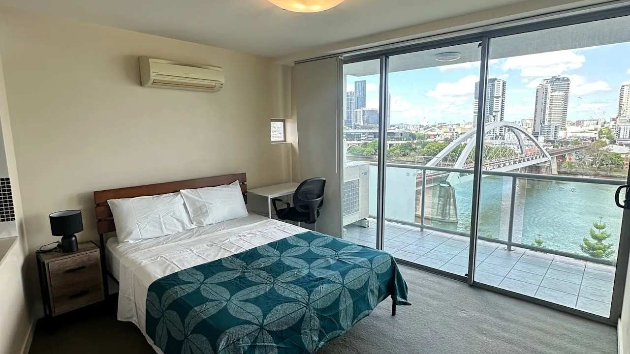Furnished room with ensuite in a flatshare