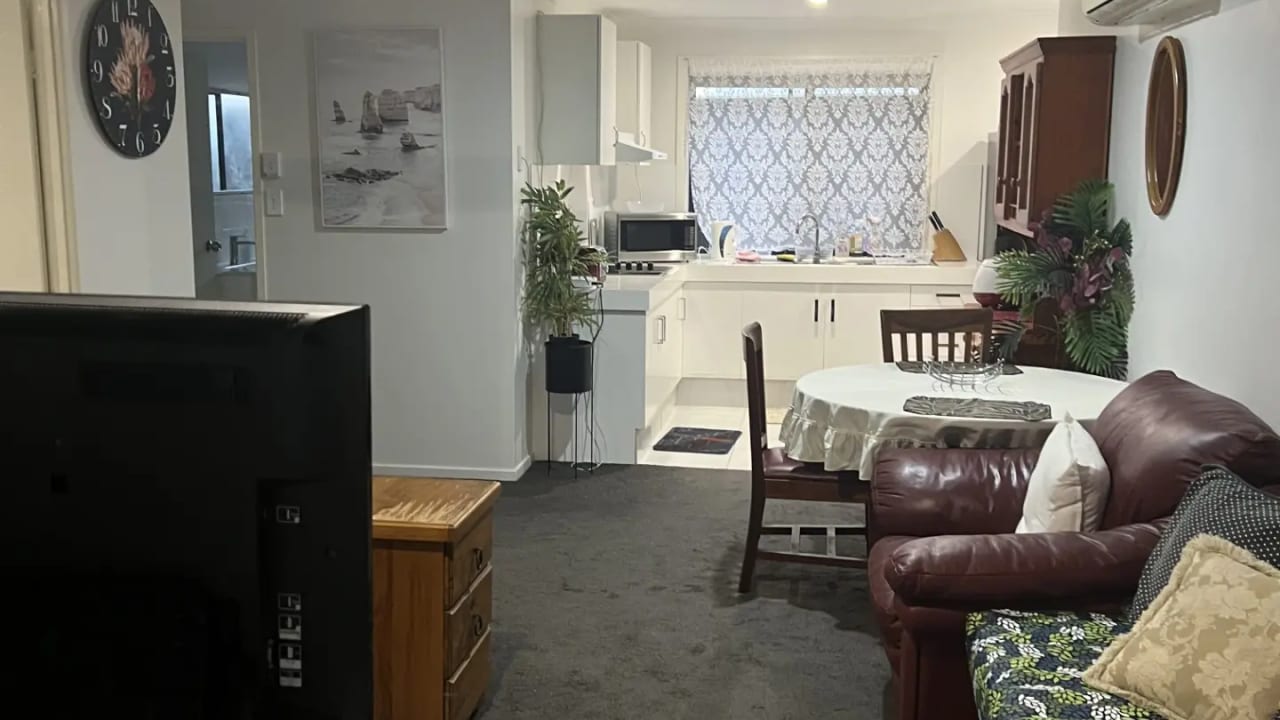 Whole property with 1 room for rent