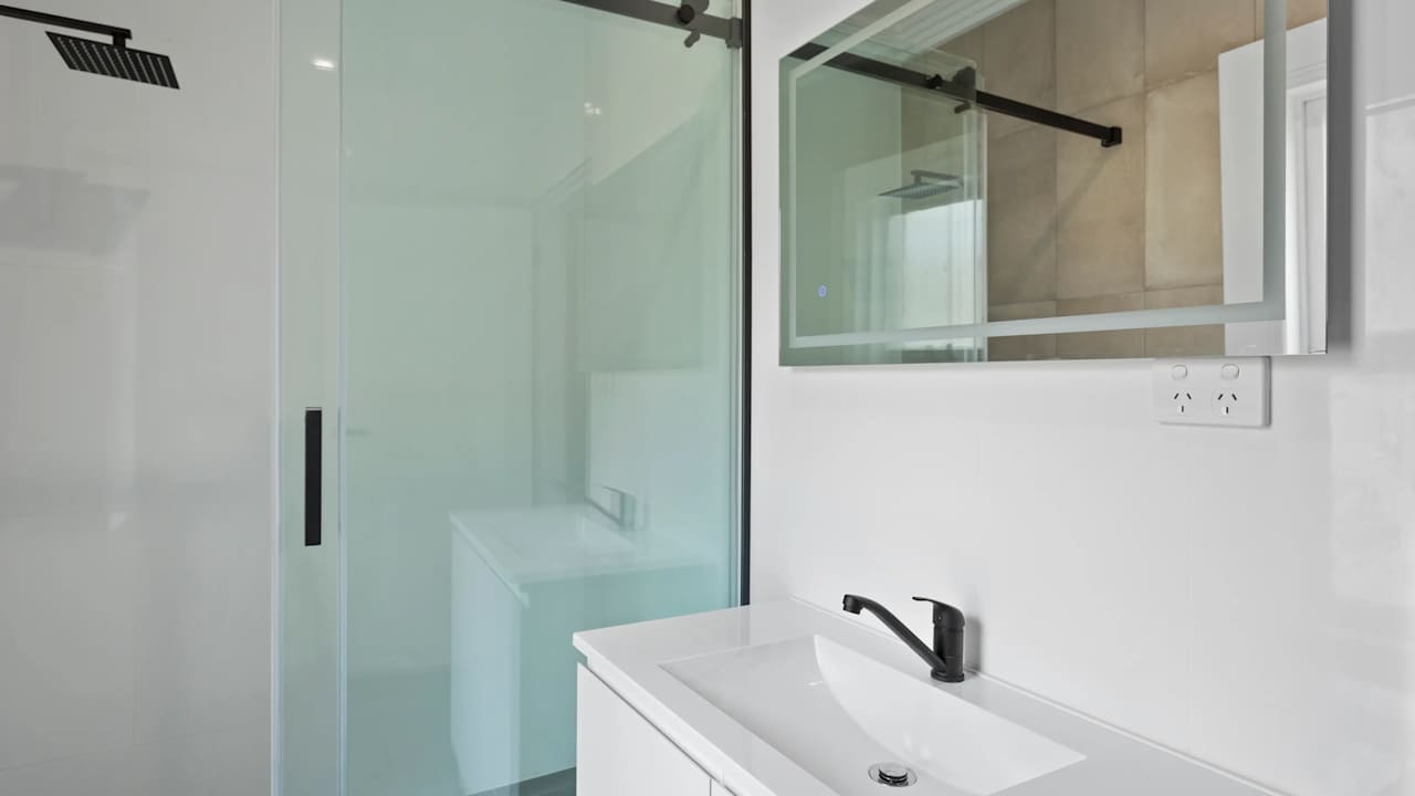 Furnished room with ensuite in a flatshare