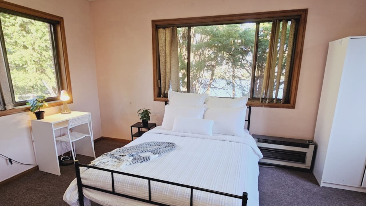 Furnished room in a flatshare