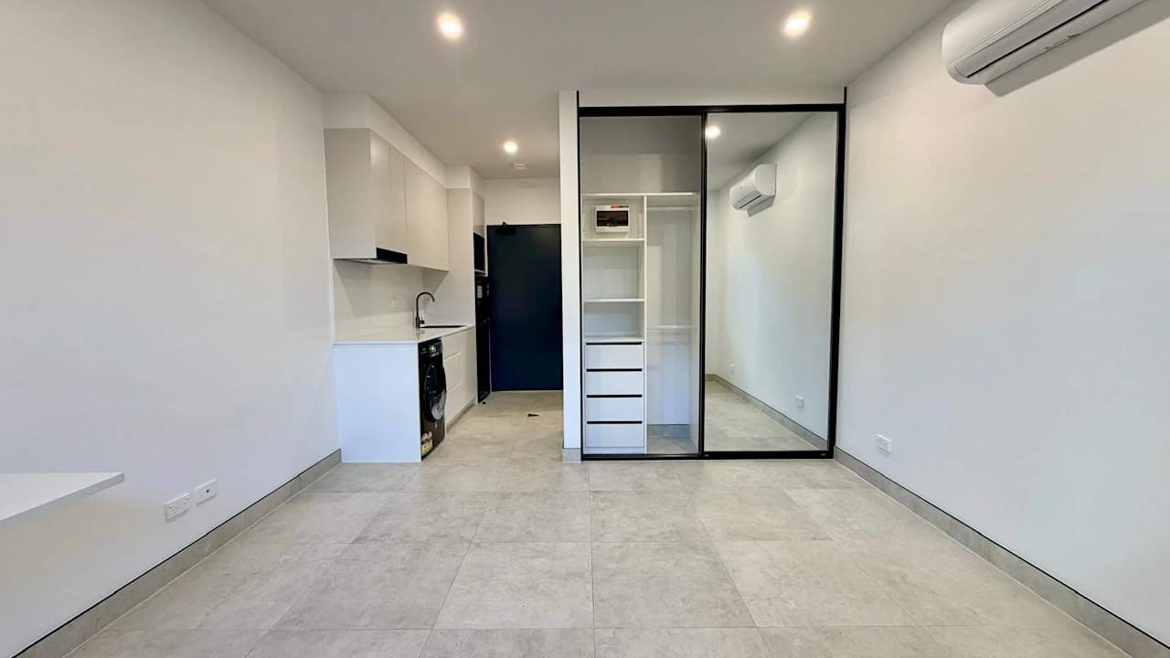 Unfurnished room studio flat for rent