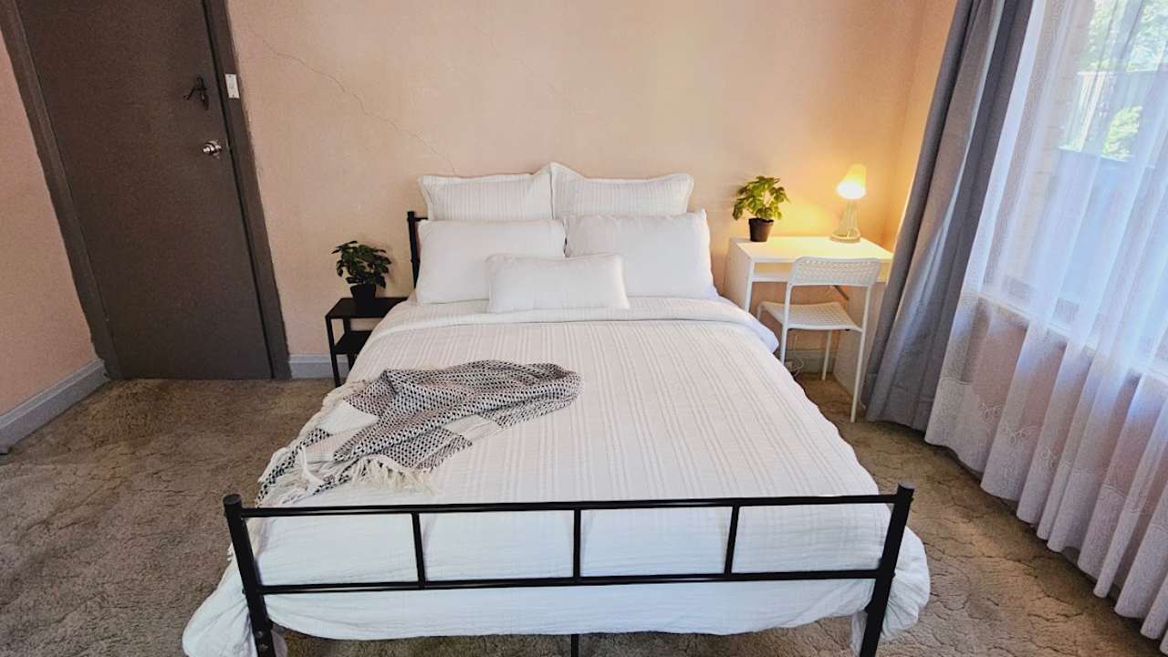 Furnished room in a flatshare