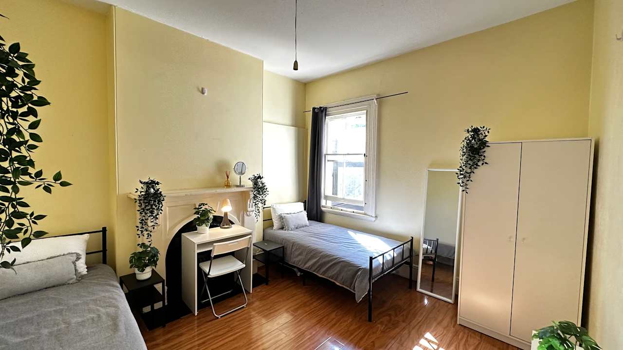 Furnished room in a share house