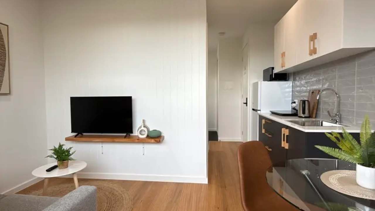 Whole property with 1 room for rent