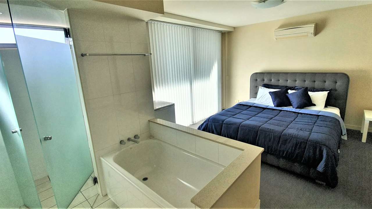 Furnished room with ensuite in a flatshare