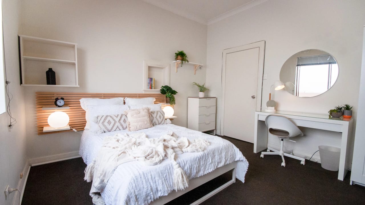 Furnished room in a flatshare