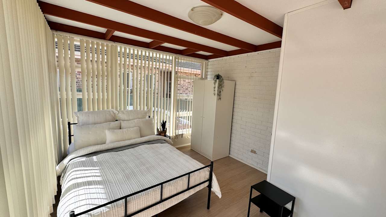 Furnished room in a flatshare