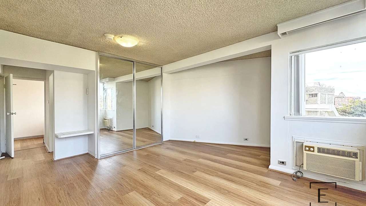 Unfurnished room studio flat for rent