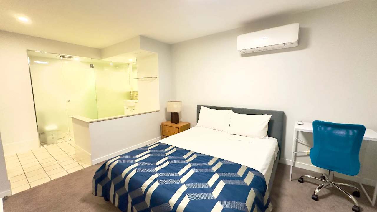 Furnished room with ensuite in a flatshare