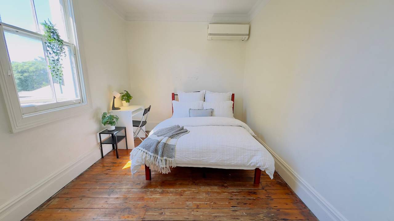 Furnished room in a flatshare