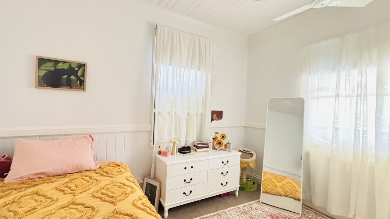 Furnished room in a share house