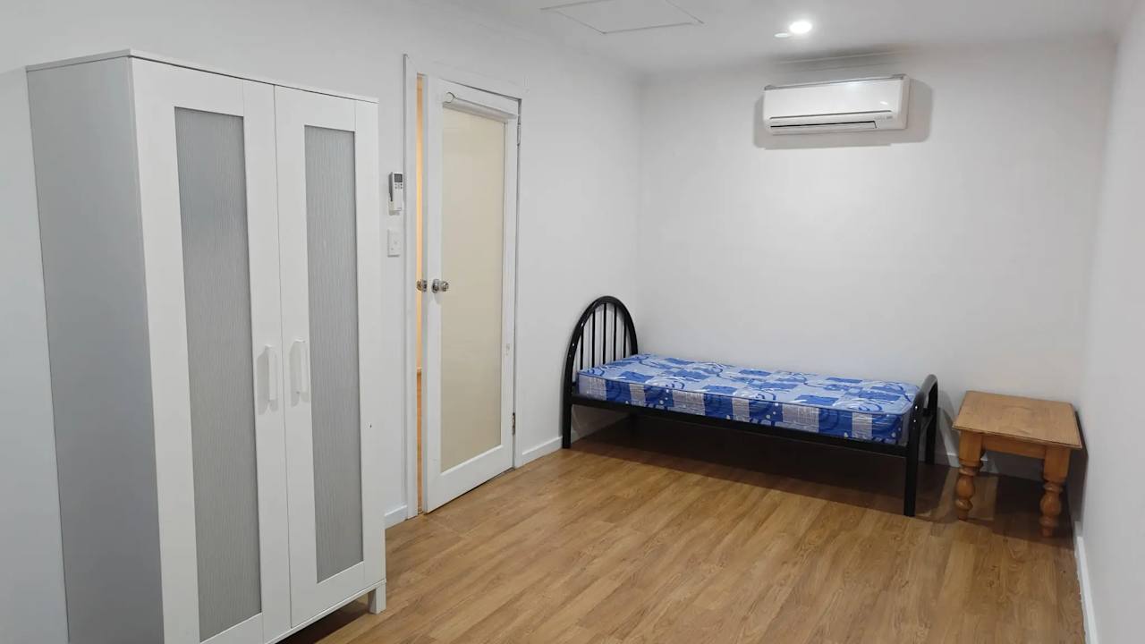 Furnished room in a flatshare