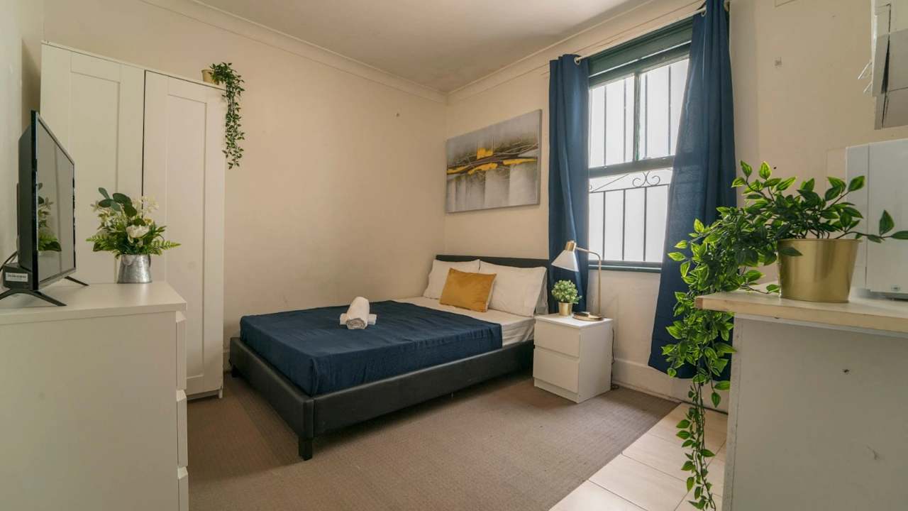 Furnished room in a flatshare