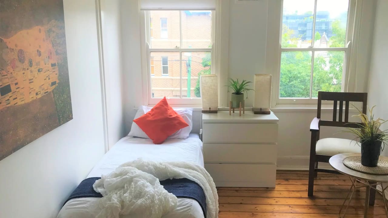 Furnished room in a flatshare
