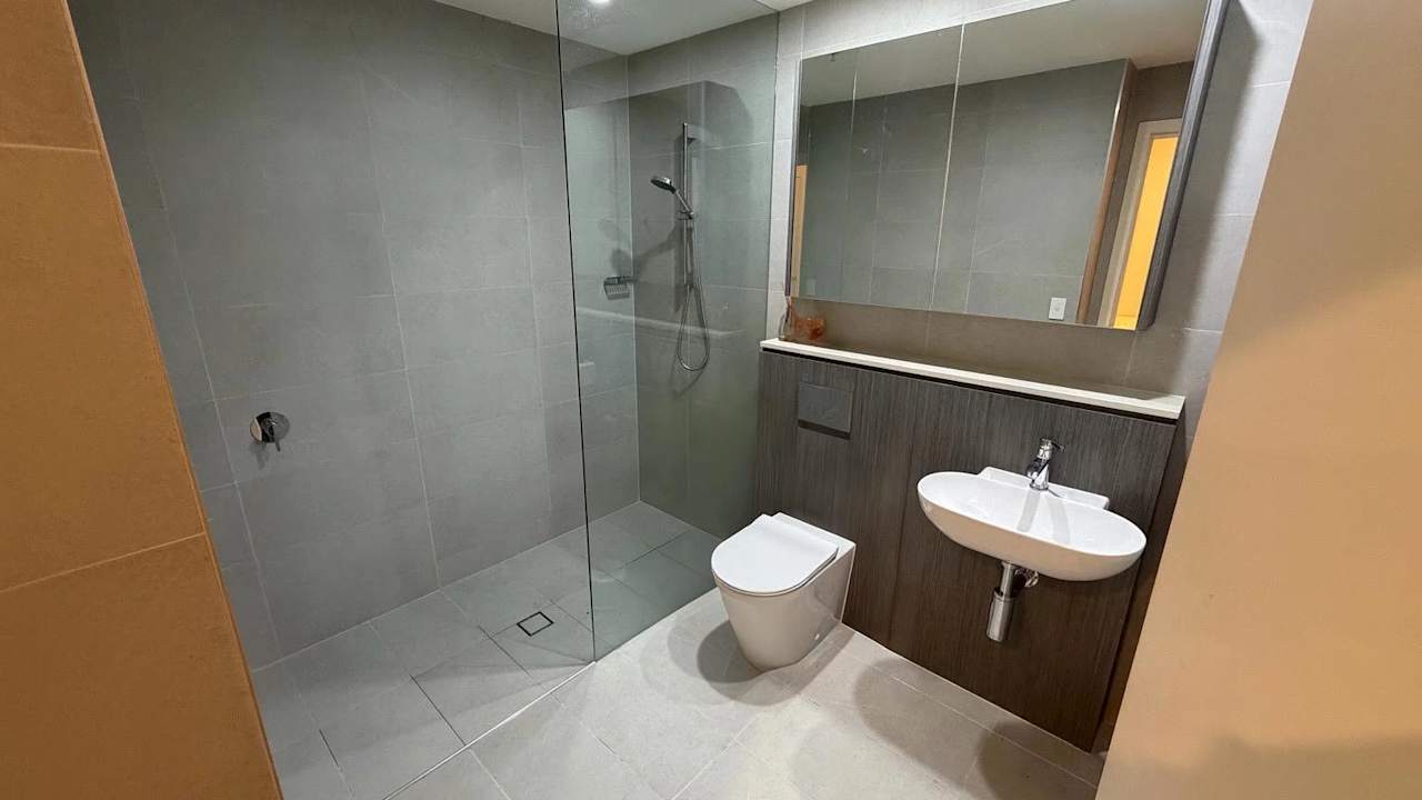 Furnished room with ensuite in a flatshare