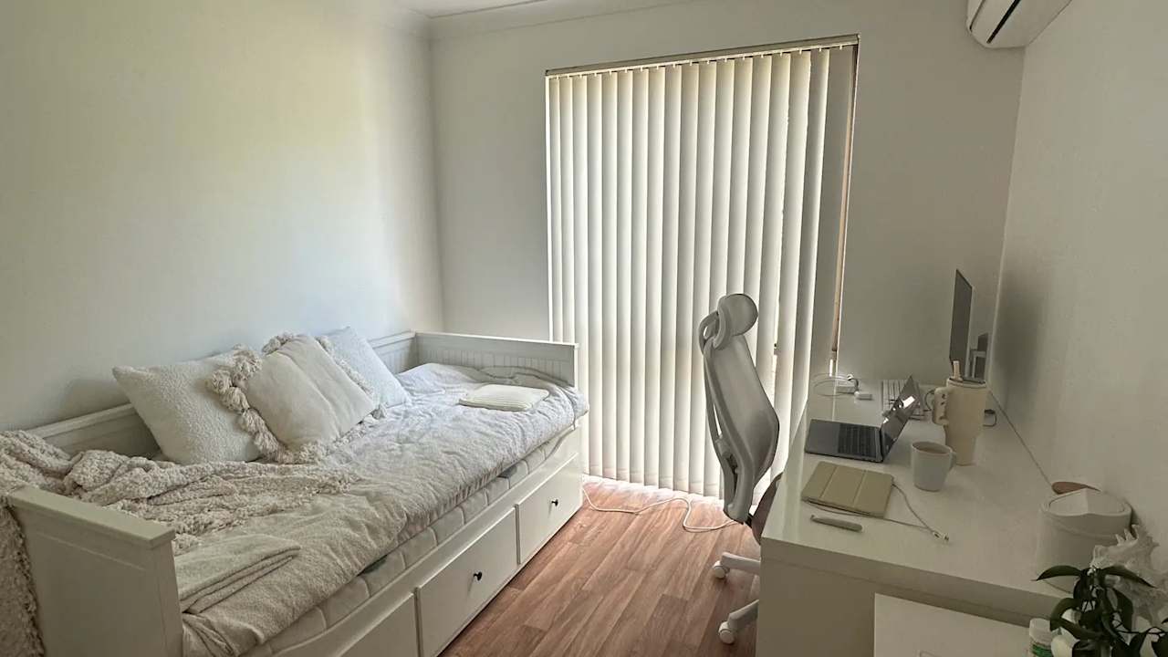 Furnished room in a flatshare