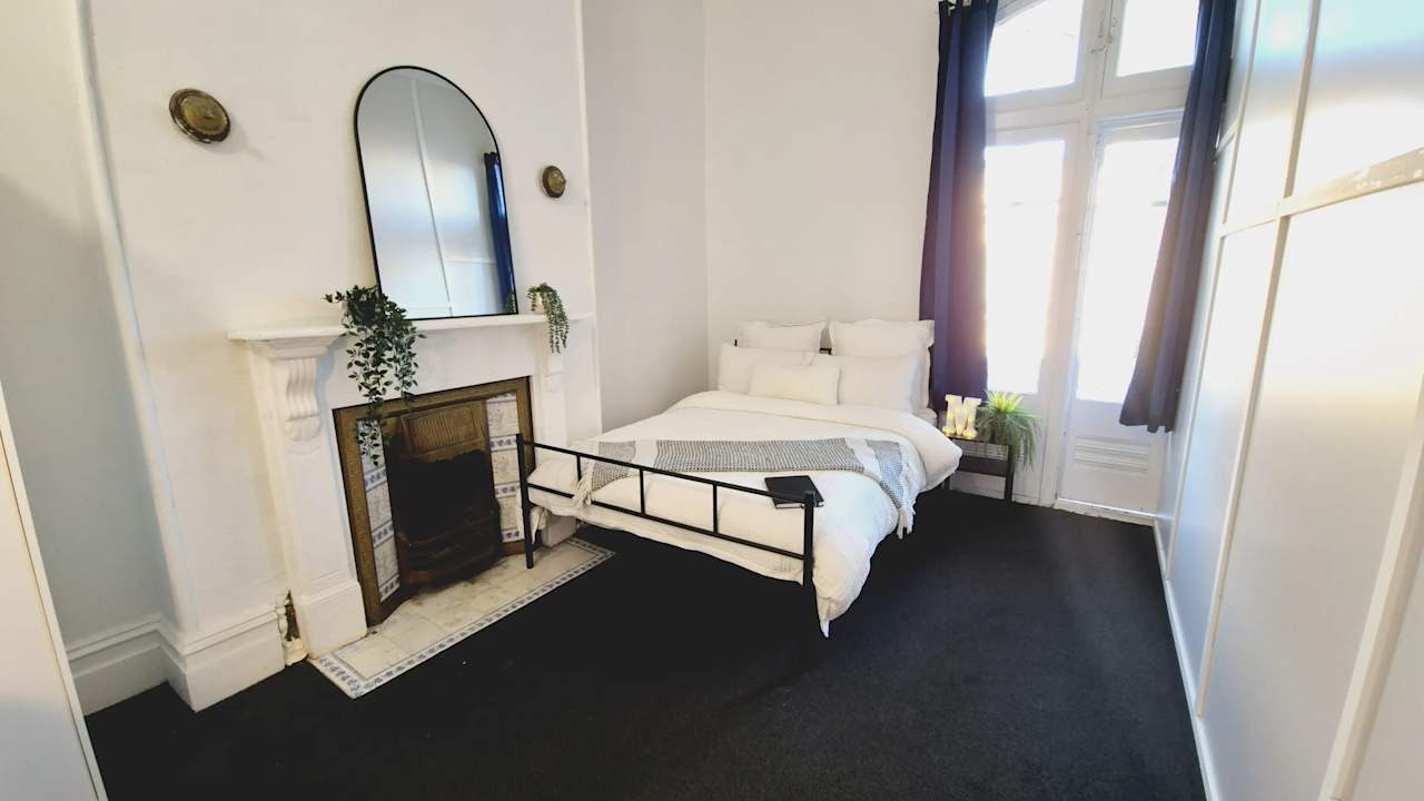 Furnished room in a flatshare