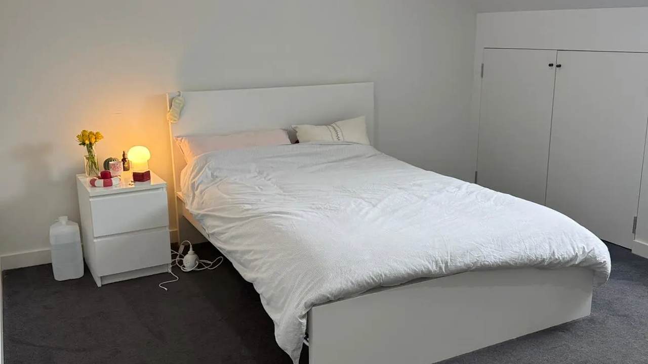 Furnished room in a share house