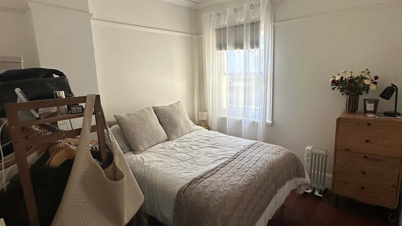 Furnished room in a share house