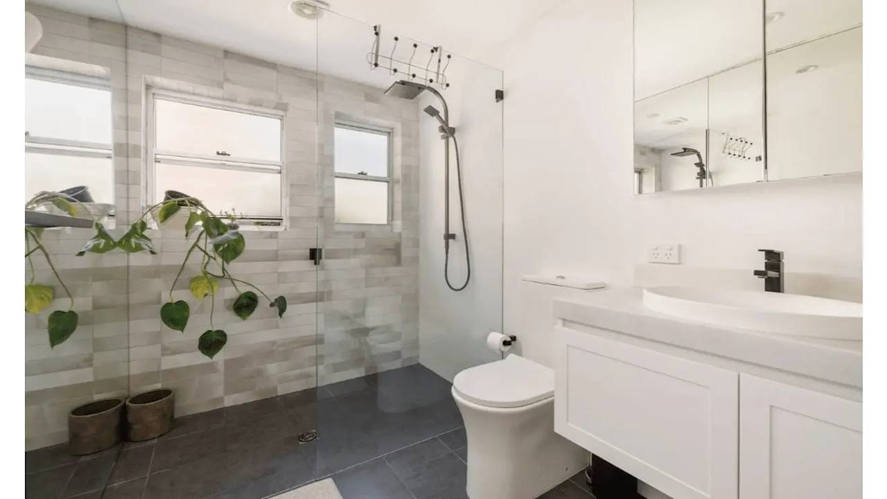 Unfurnished room in a flatshare