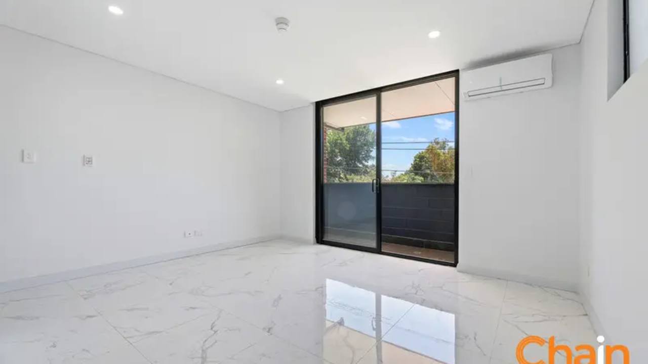Unfurnished room studio flat for rent