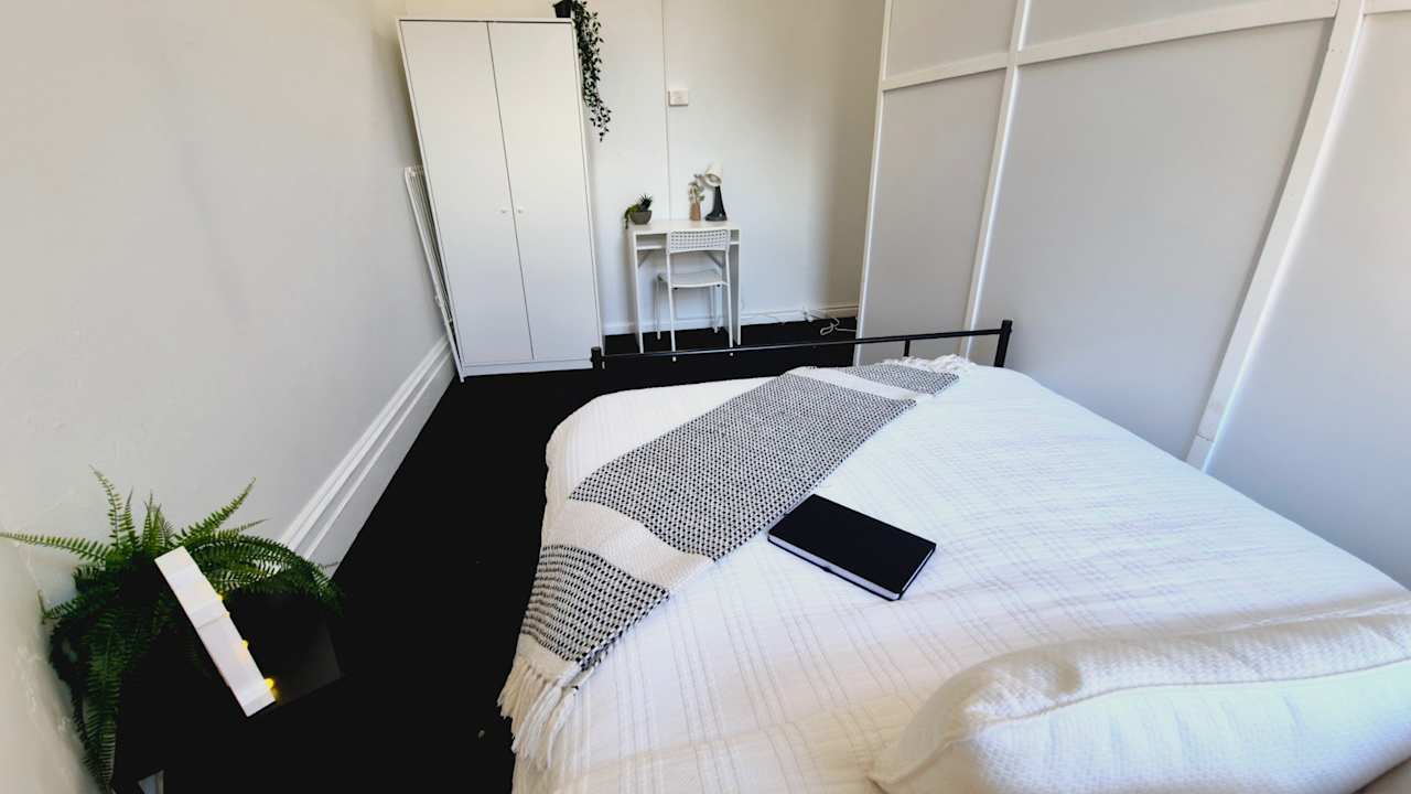 Furnished room in a flatshare