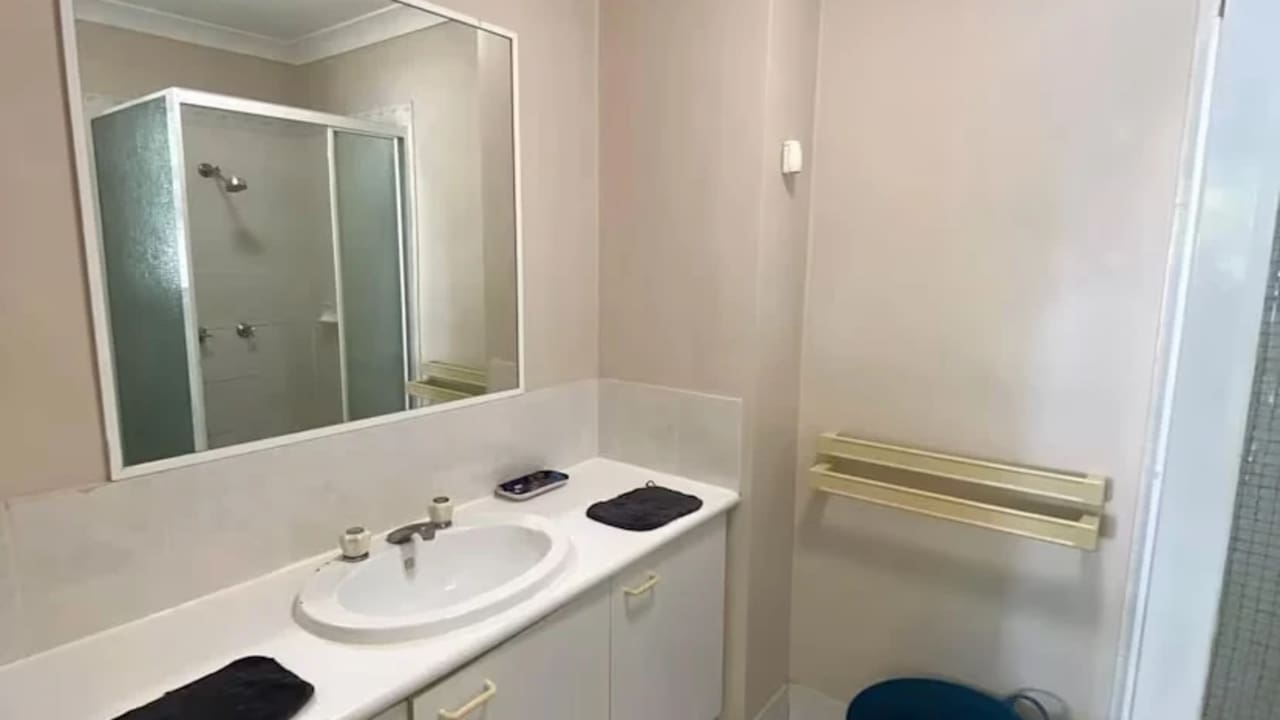 Furnished room with ensuite in a flatshare