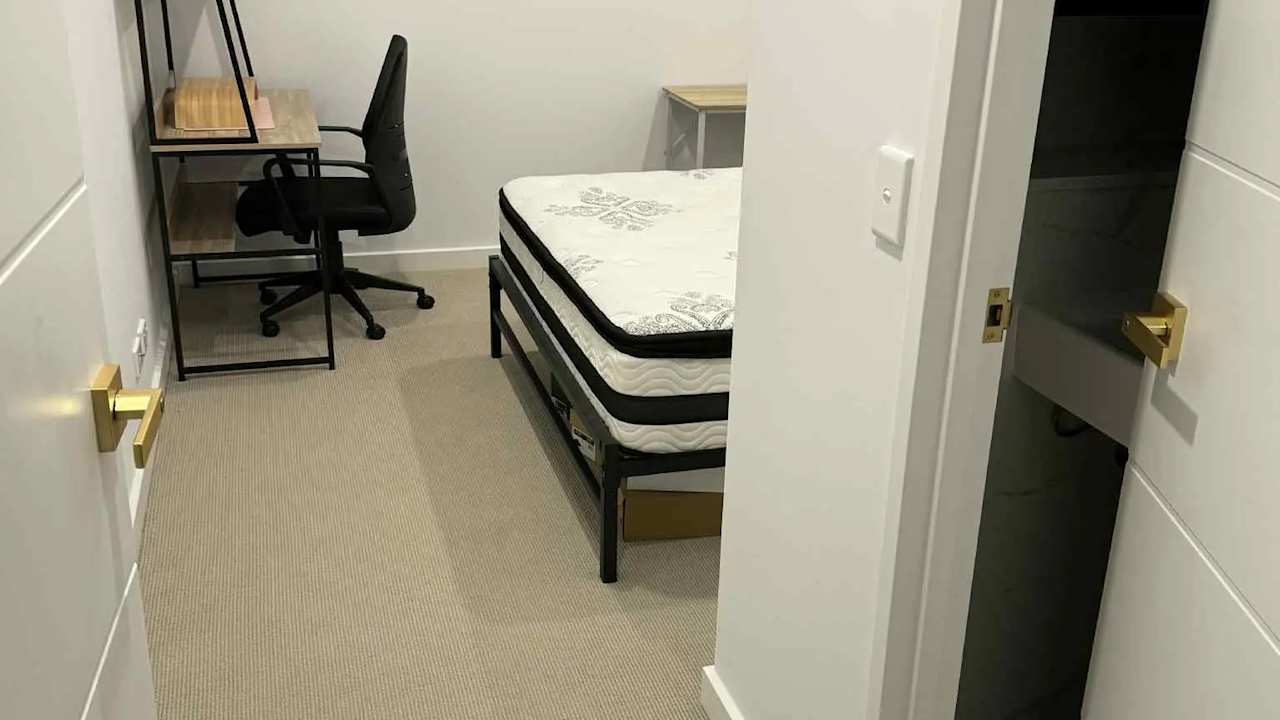 Furnished room with ensuite in a flatshare