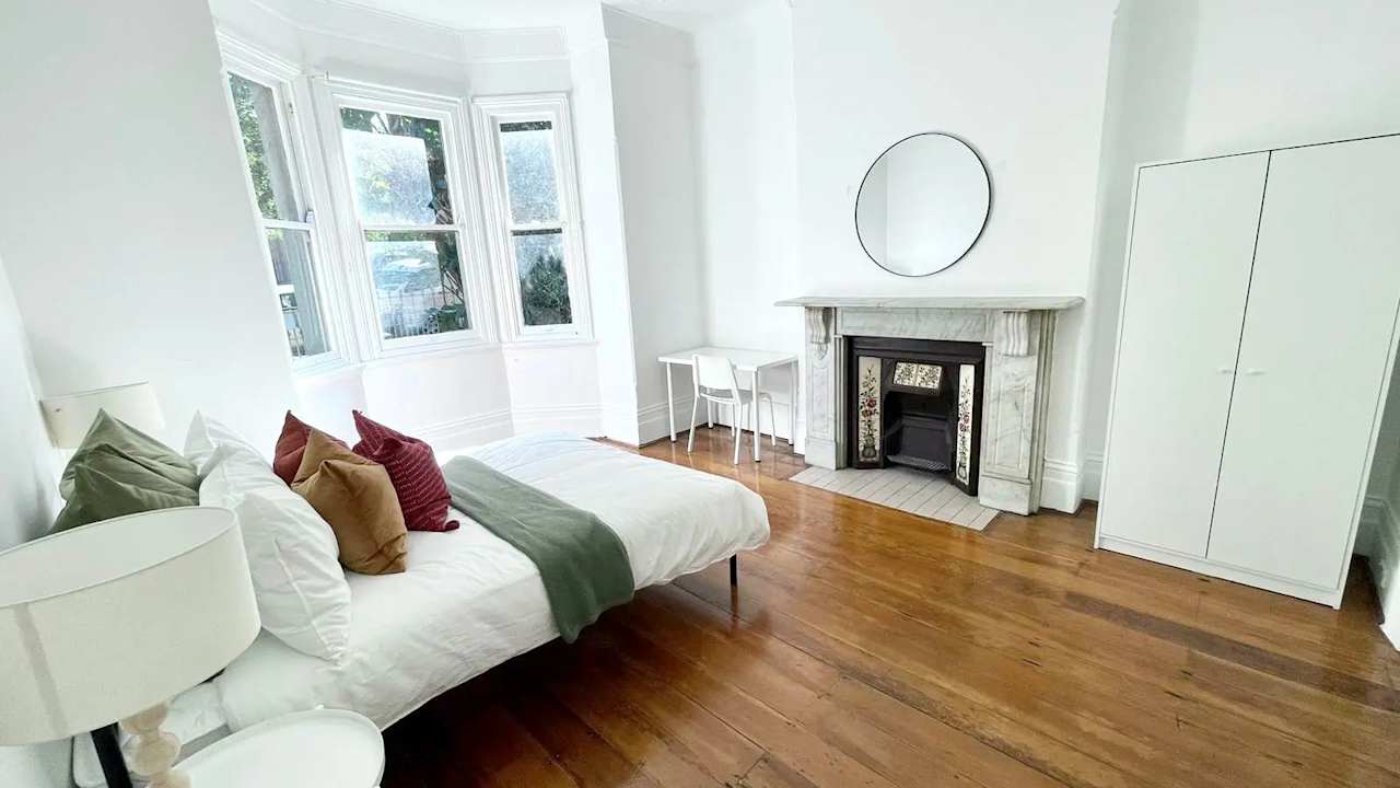 Room in a share house