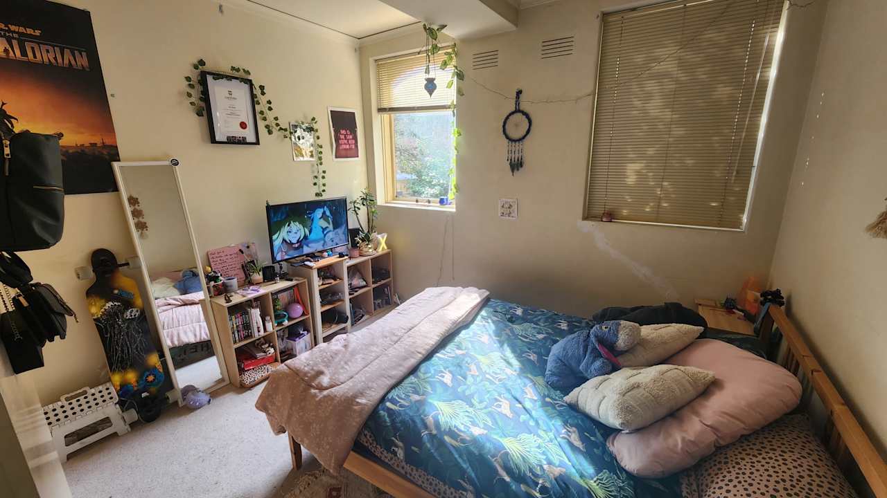 Unfurnished room in a flatshare