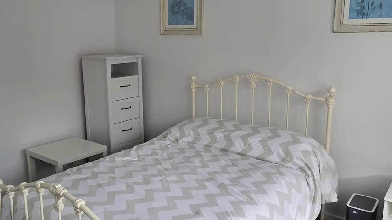 Furnished room in a share house