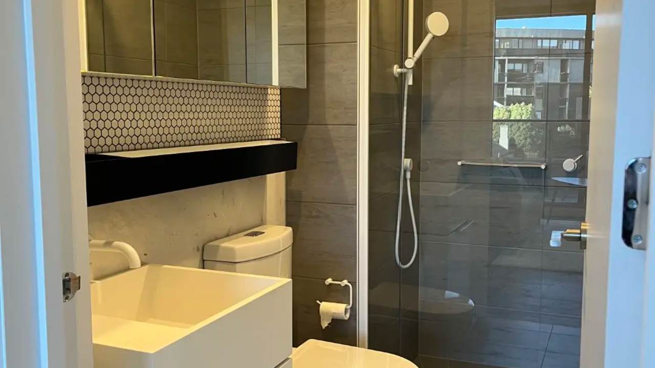 Furnished room with ensuite in a flatshare