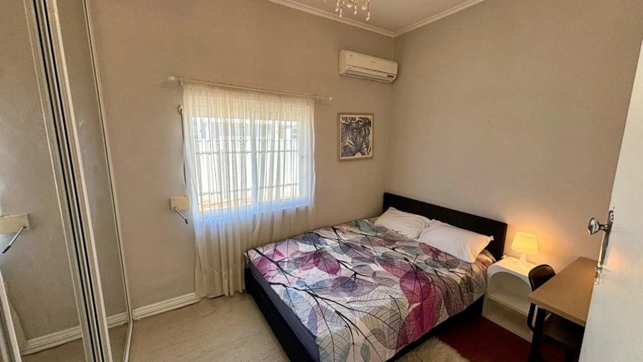 Room in a share house