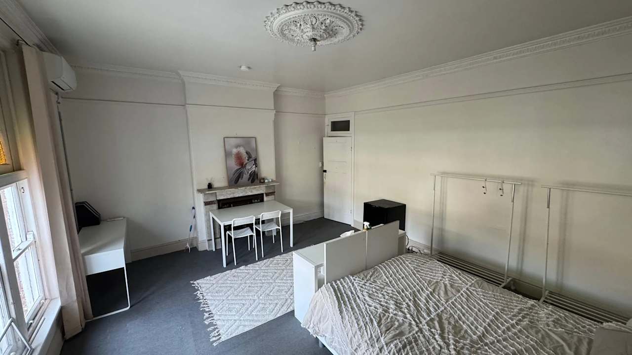 Furnished room in a flatshare