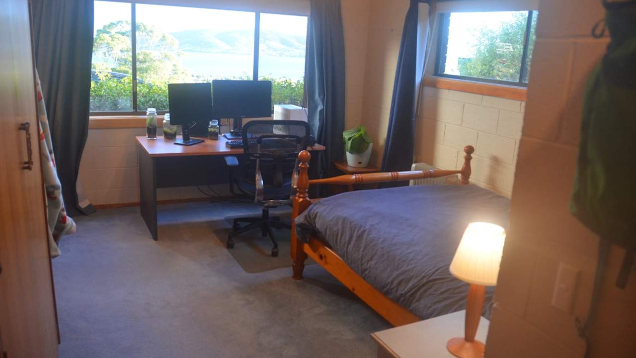 Unfurnished room in a share house