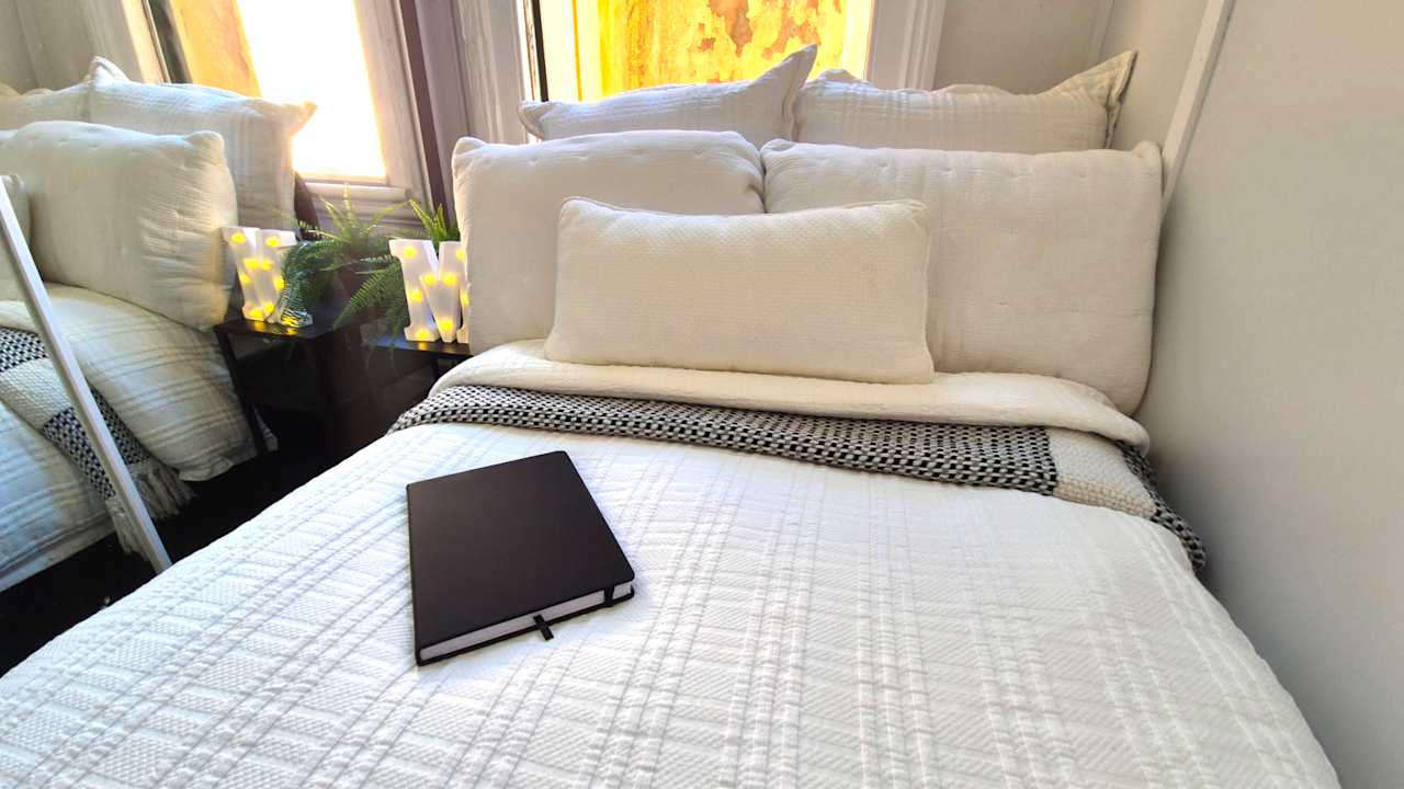 Furnished room in a flatshare