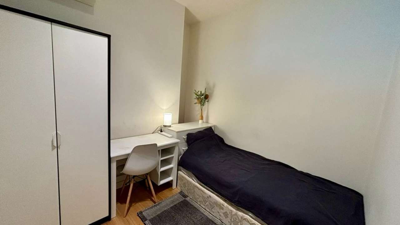 Room in a share house