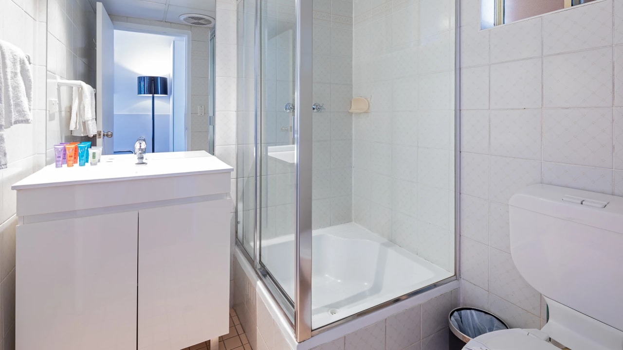 Furnished room with ensuite in a flatshare