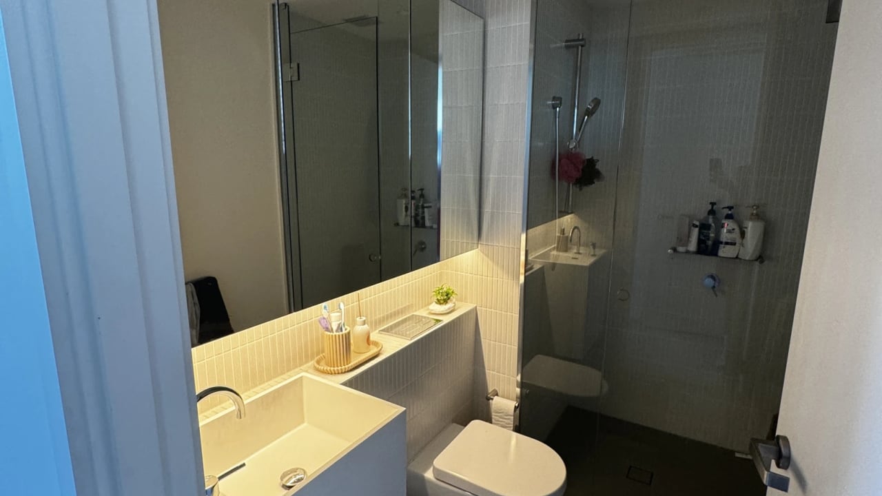 Furnished room with ensuite in a flatshare