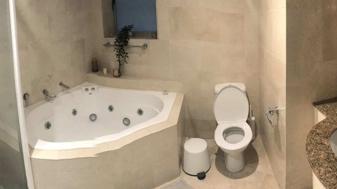 Furnished room with ensuite in a flatshare