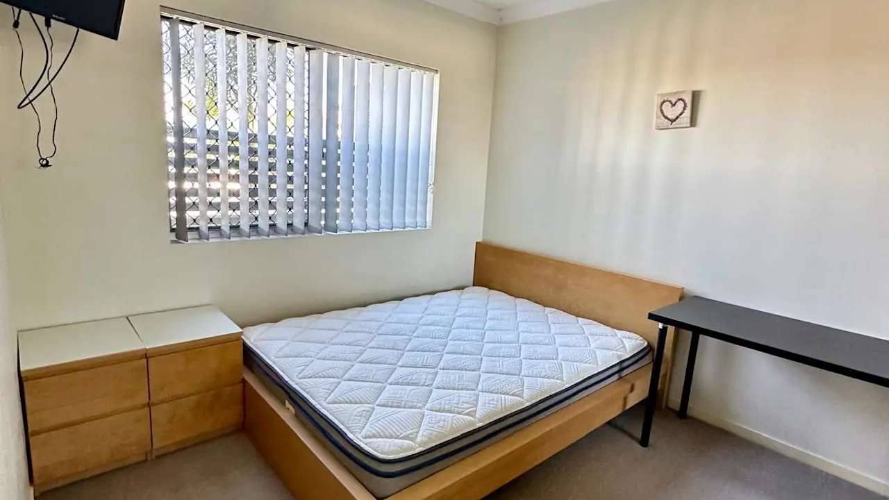 Furnished room with ensuite in a flatshare